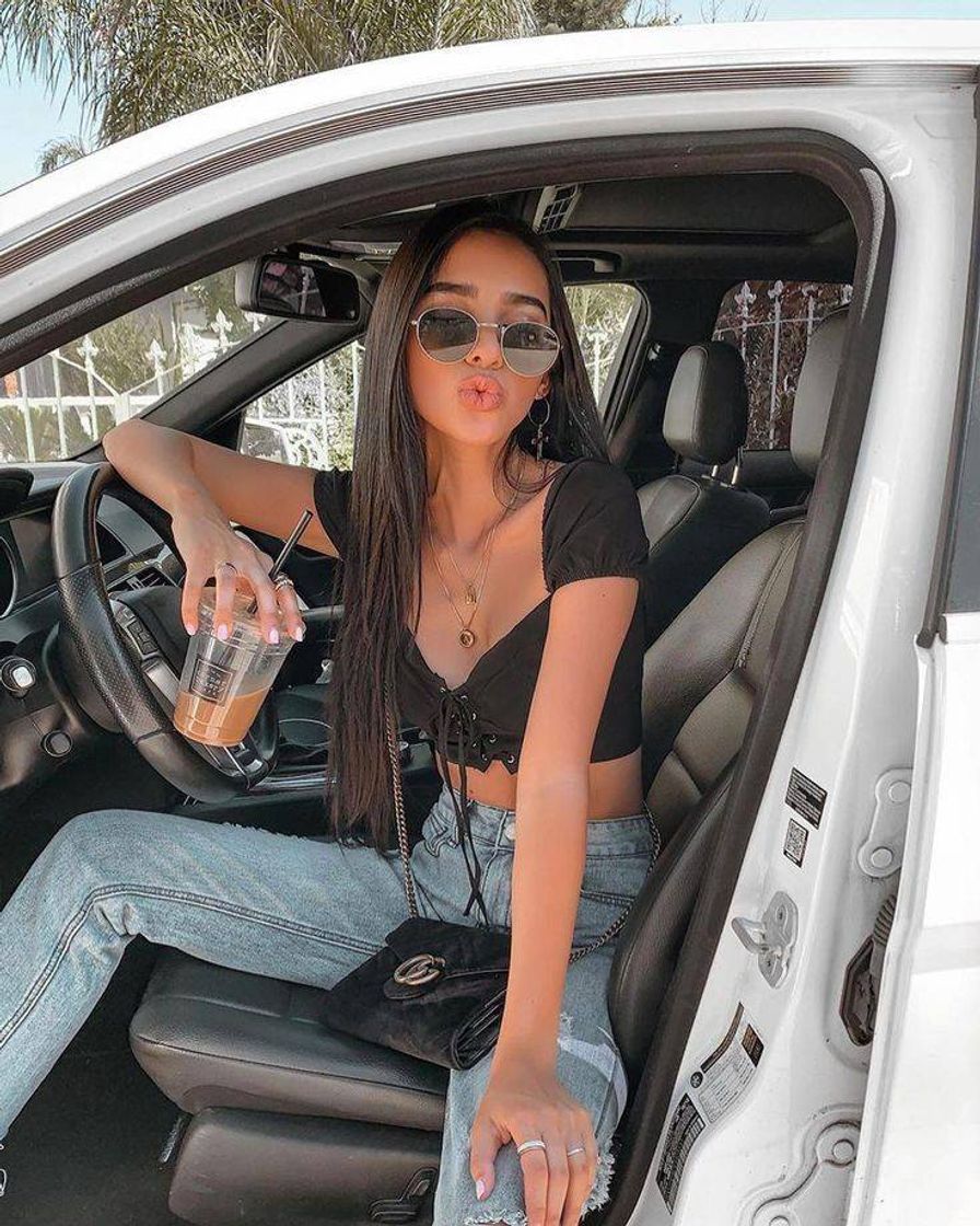Social Pose no carro