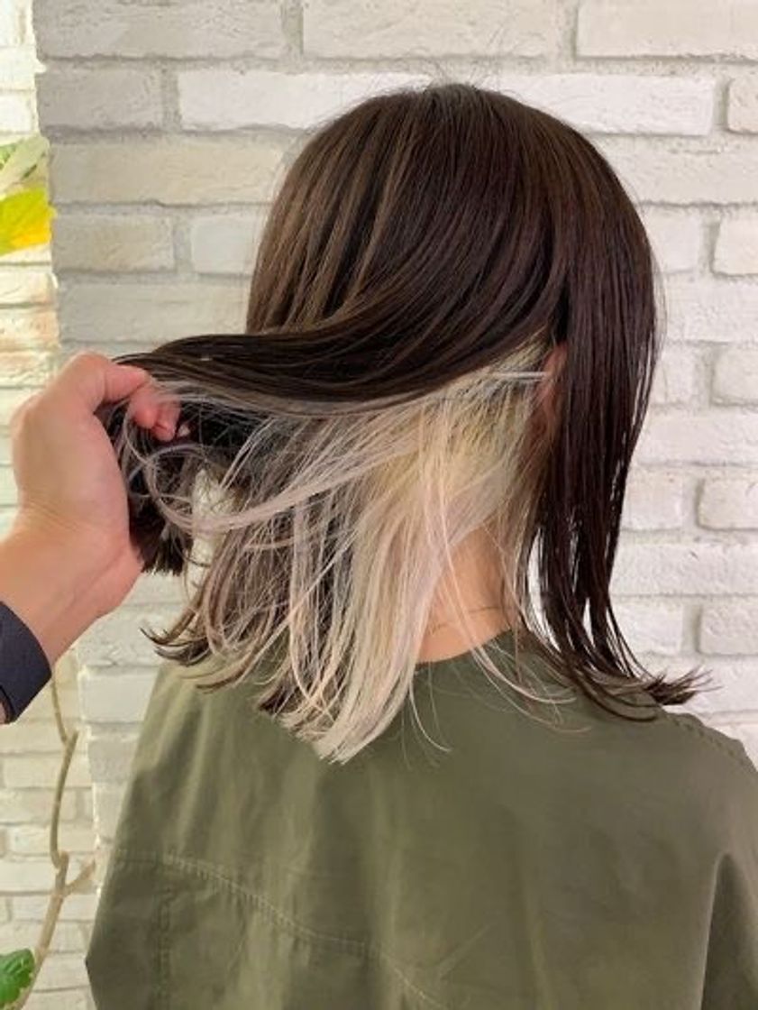 Moda Cabelo com corte reto e descolorido embaixo 