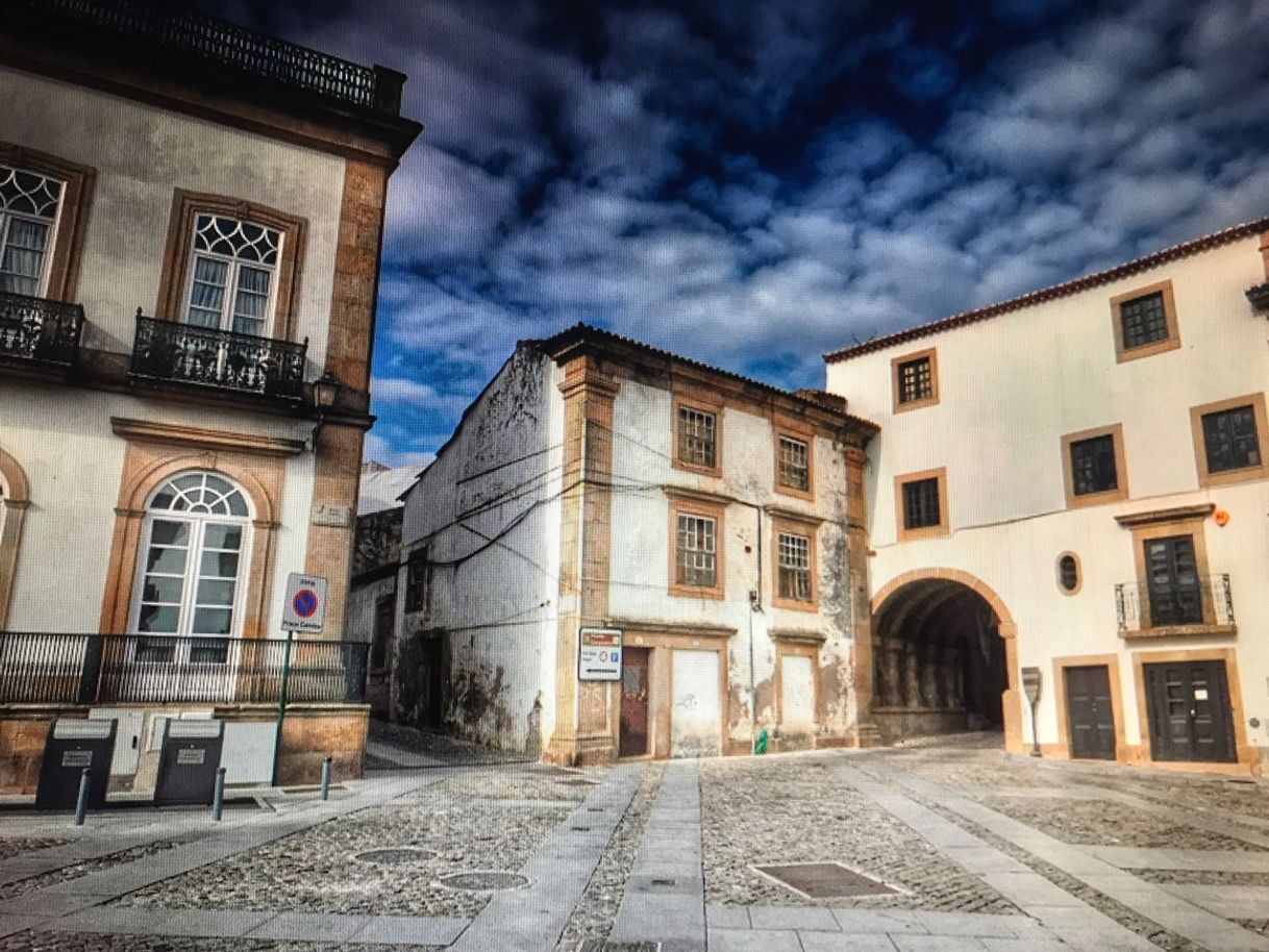 Places Praça de Camões