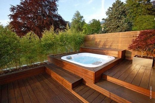 Deck com jacuzzi