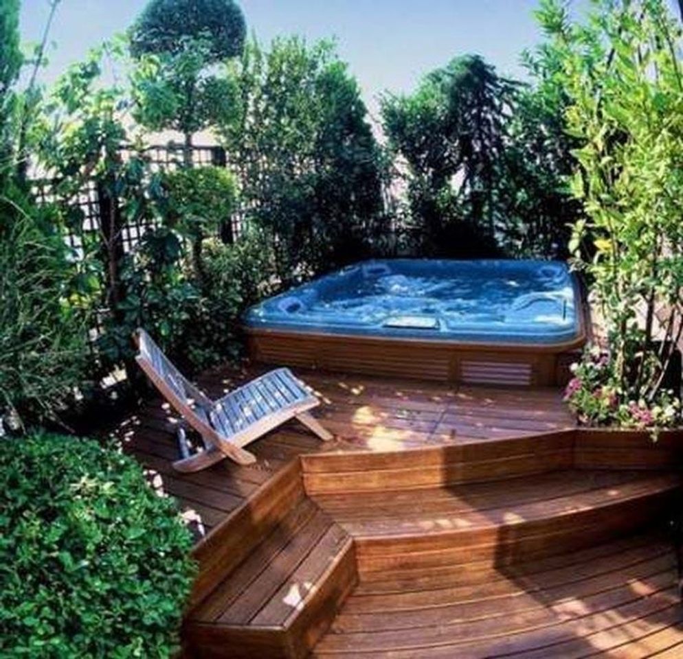 Fashion Área externa com deck e jacuzzi ! 