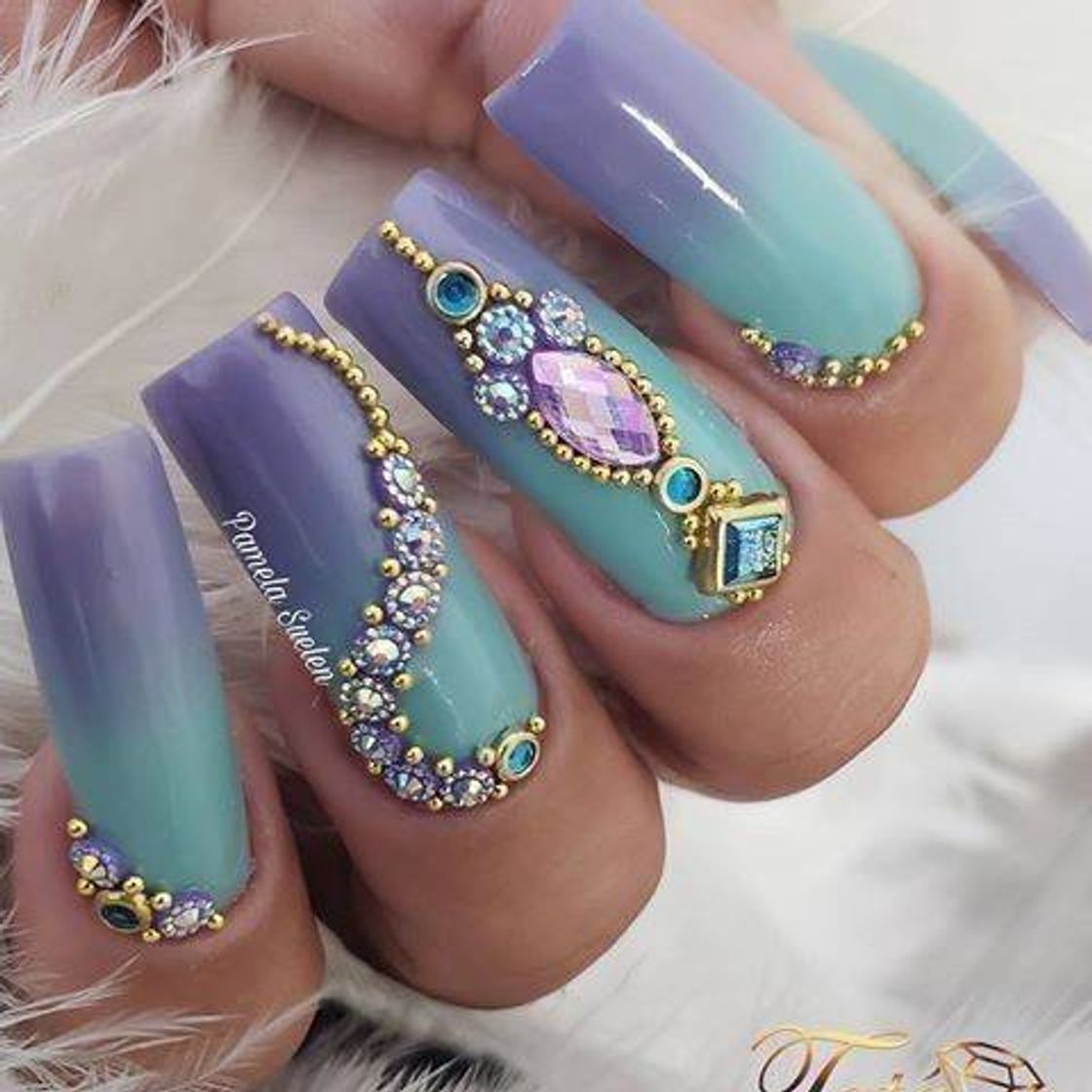 Fashion Unhas com joias 