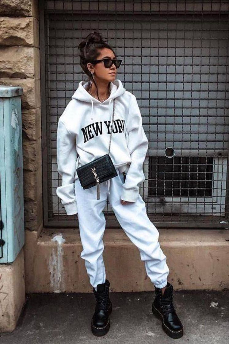 Fashion Moletom NewYork Branco em um look super despojado.