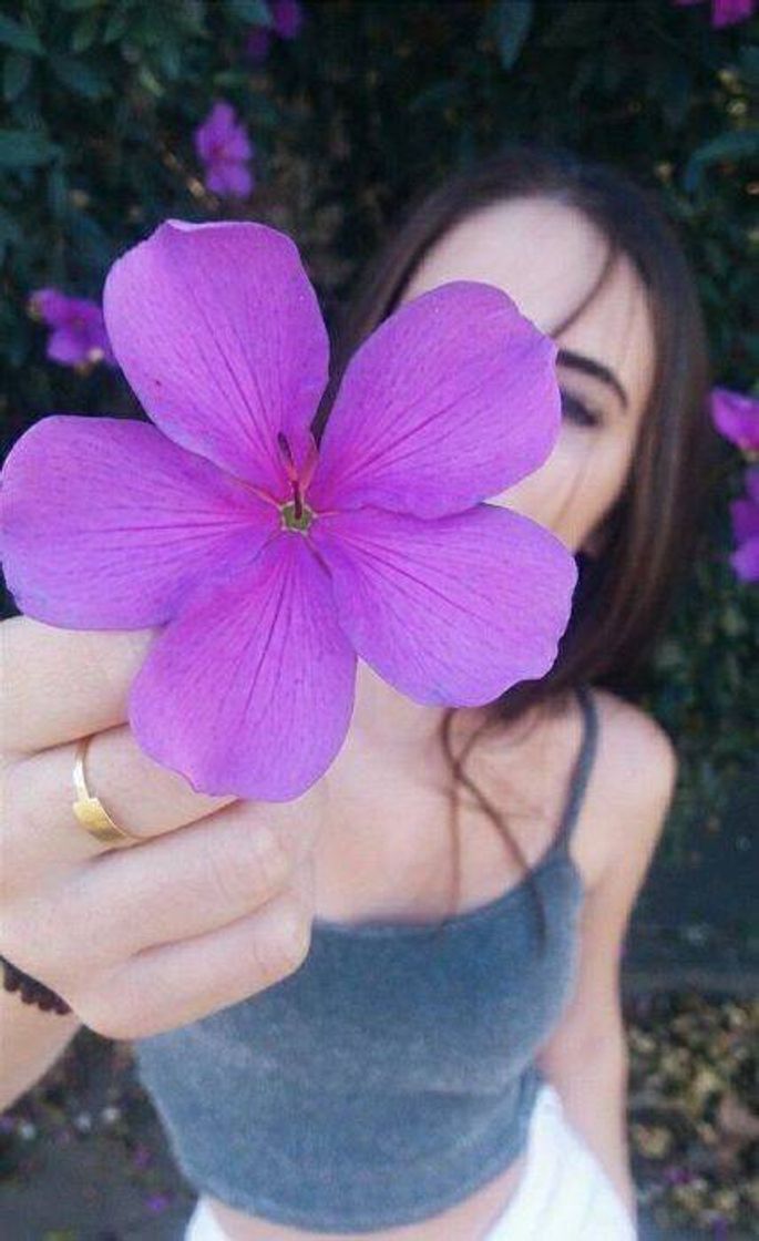Social Flor cobrindo o rosto