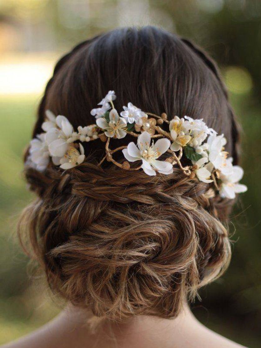 Social Penteado com cabelo preso em um coque 
