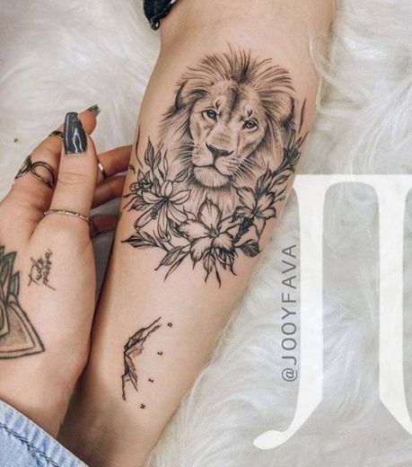 Tatuagem feminina de leão 🦁