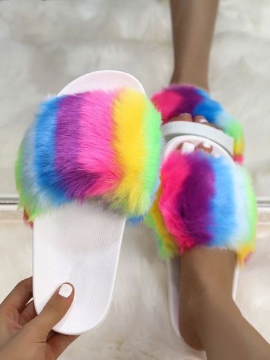 Chanclas con pelo falso
De colores 