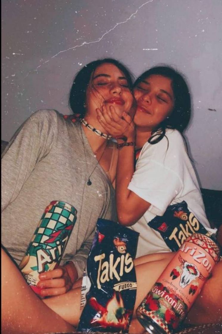 Essa está as duas sentadas com algumas guloseimas ao lado
