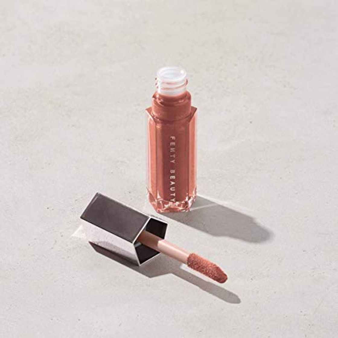 Producto Iluminador de labios universal Gloss Bomb de Fenty Beauty by Rihanna