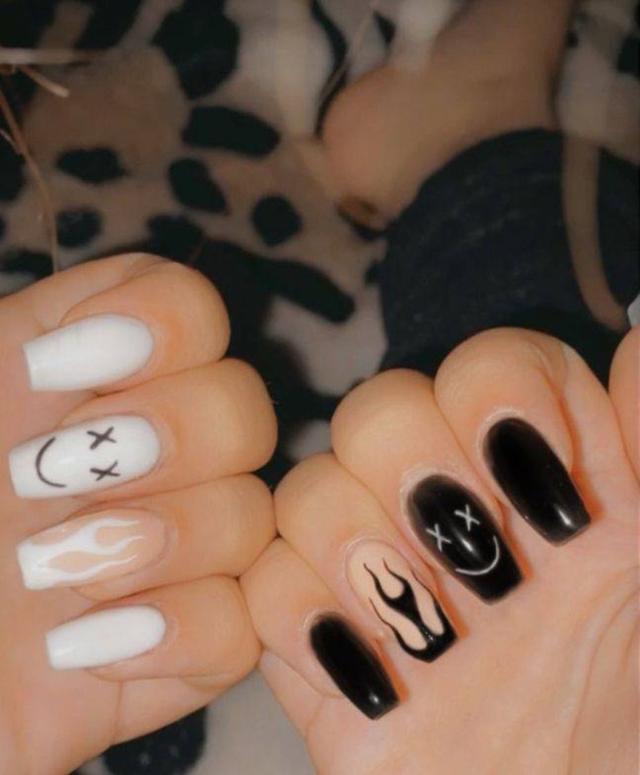 Social unhas smiley black and white