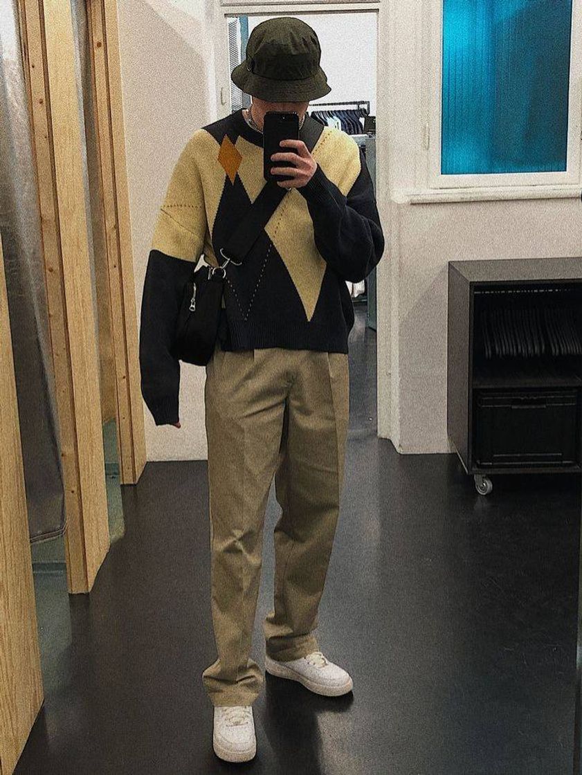 Social streetwear outfit 