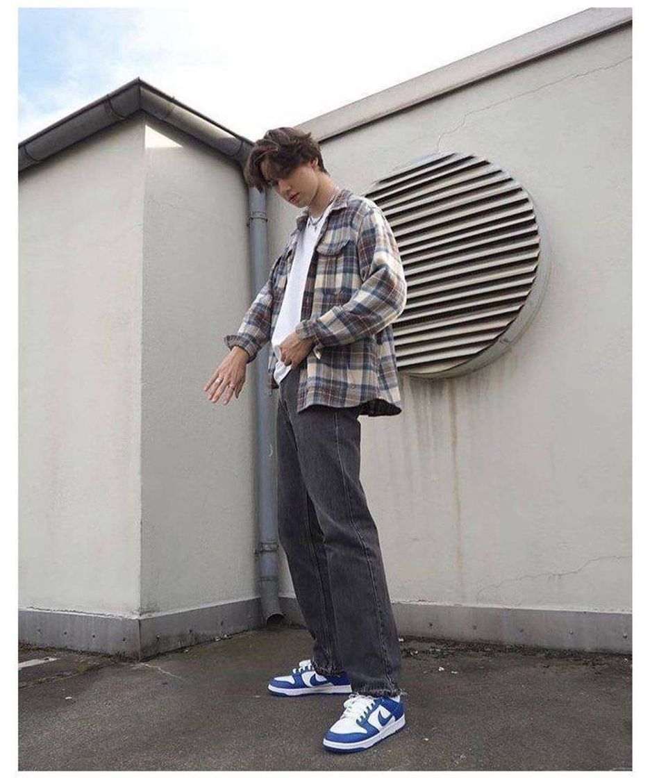 Social streetwear outfit 