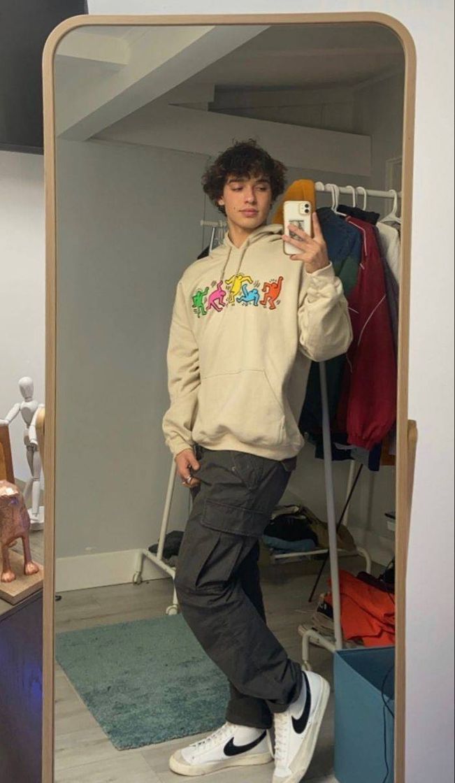 Social streetwear outfit