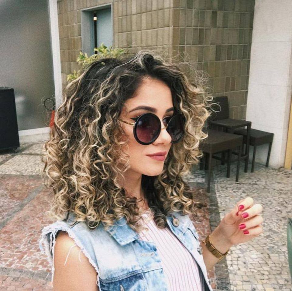 Fashion Cabelo Cacheado com mexas loiras