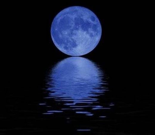 Lua refletida na água