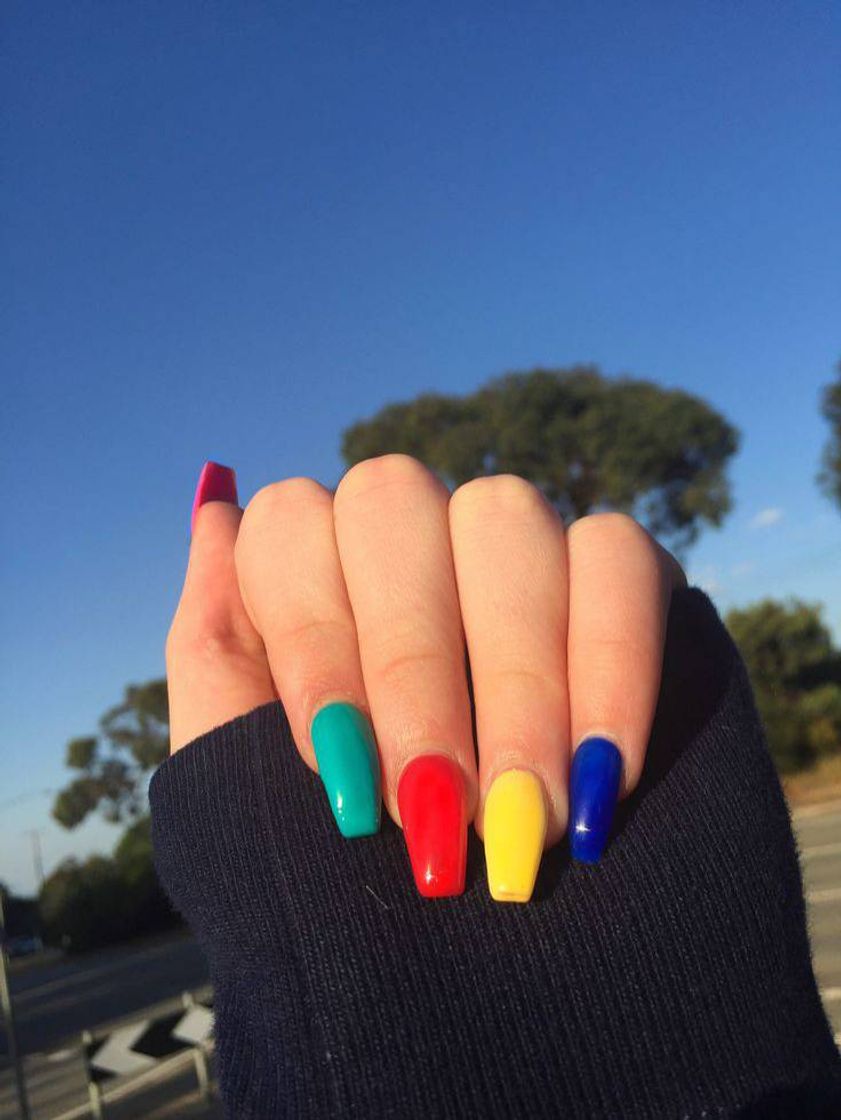 Moda Colored fingernails 