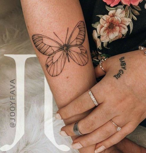 Tatuagem de borboleta no braço.