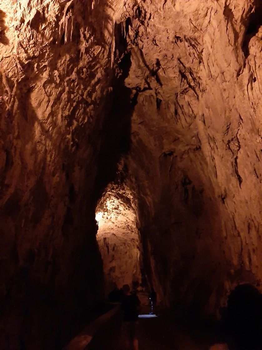 Lugar La Cuevona de Cuevas del Agua, casa rural, tienda de artesania. Alimentación y recuerdos.