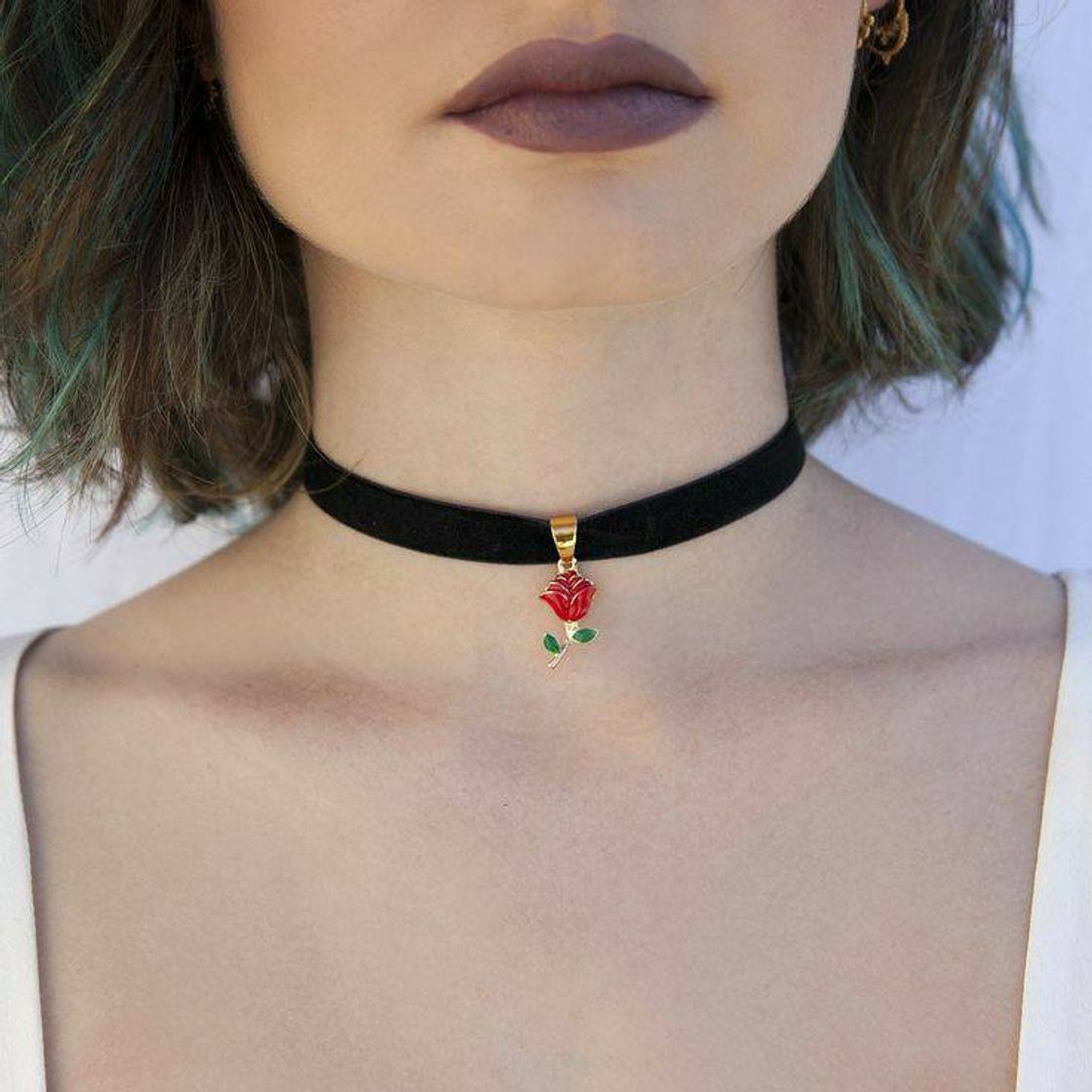 Moda Choker preta com pingente de rosa  