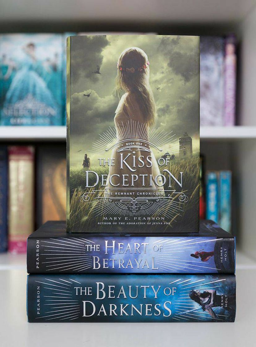 Moda Livros the kiss of deception