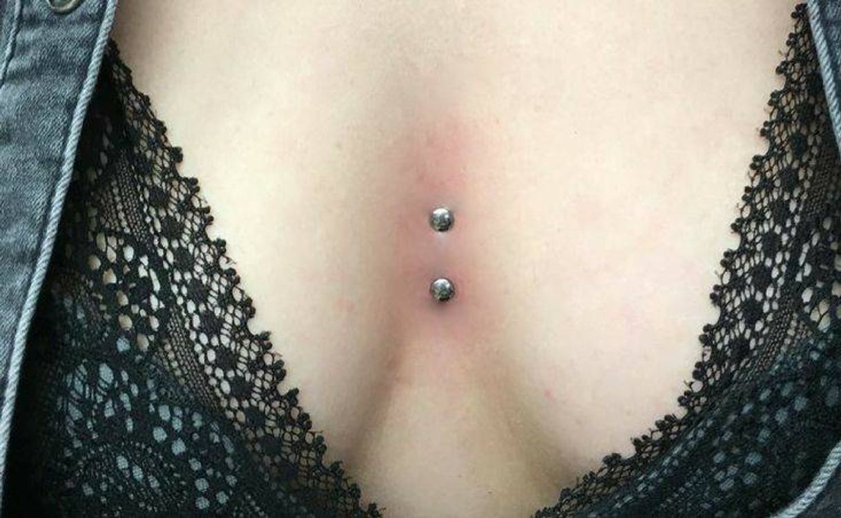 Moda Piercing entre os seios 