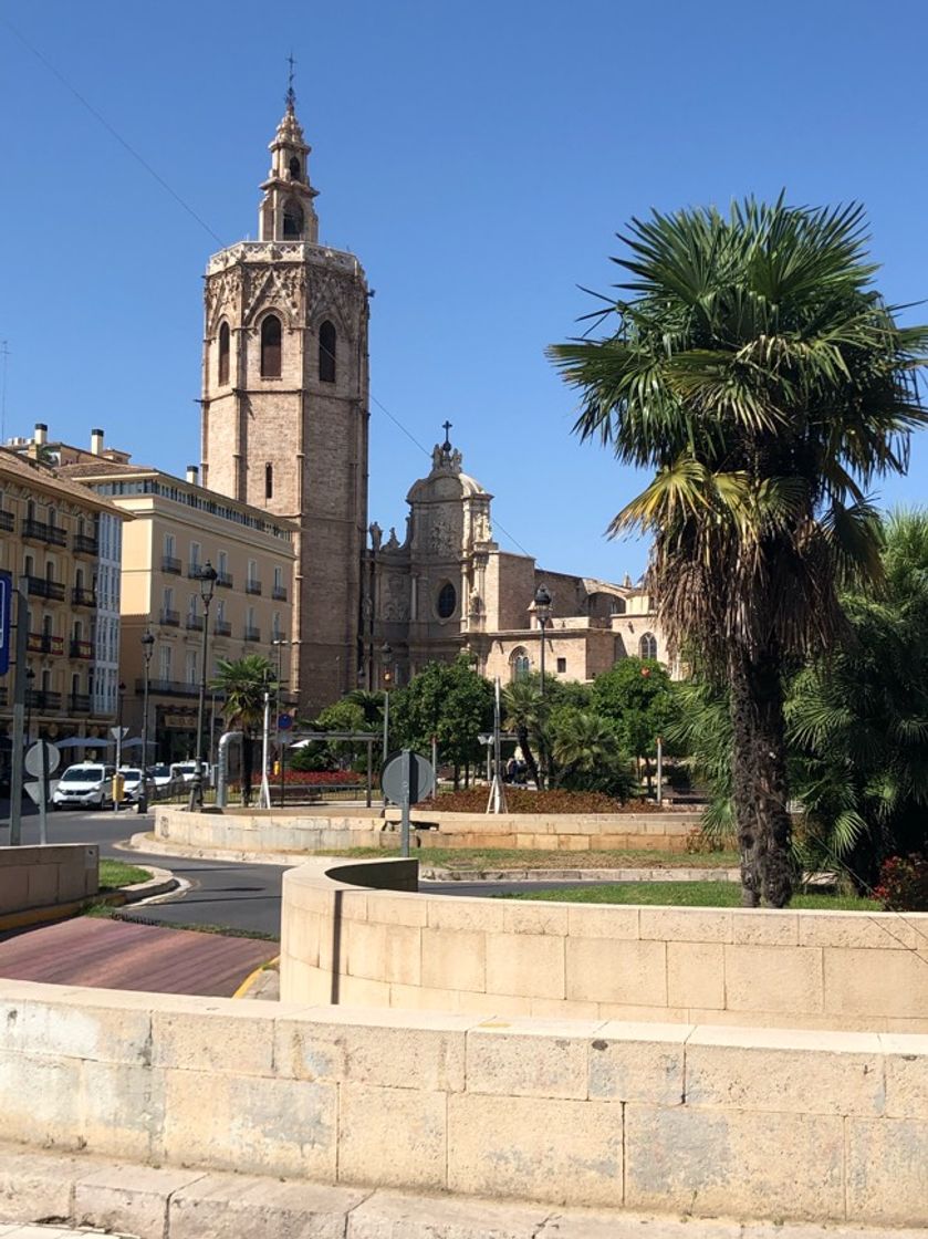 Place Plaza de la Reina