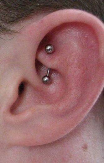 Piercing na parte inferior da orelha 