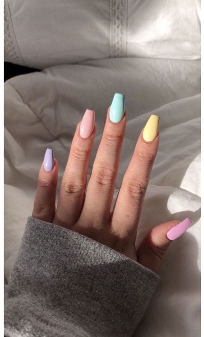 Fashion unhas em tons pastel