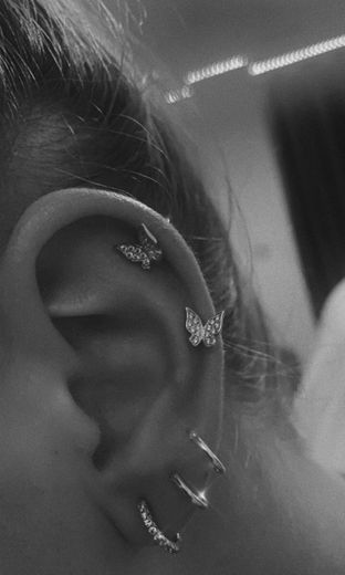 composição de piercings na orelha