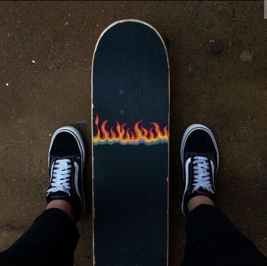 skate com desenho de fogo na lixa