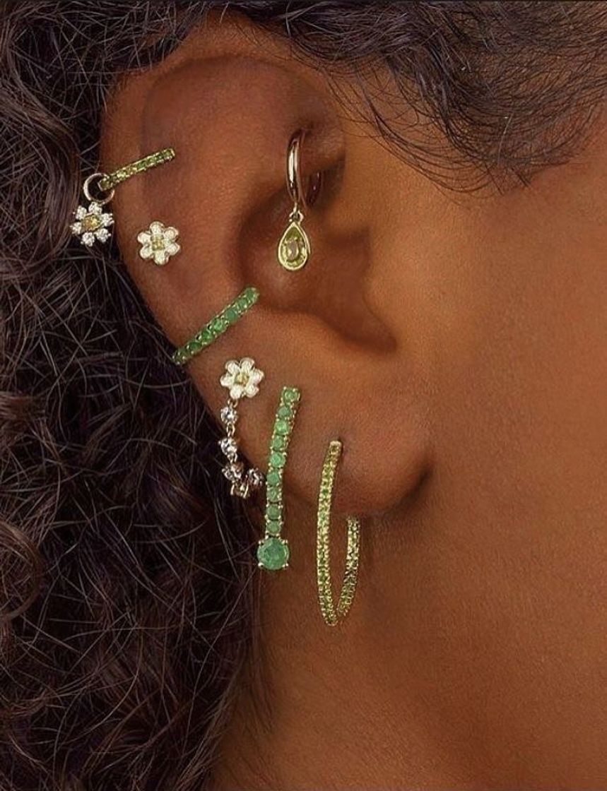 Fashion combinação de piercings em tons de verde