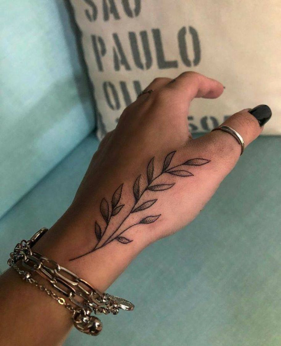 Moda Tatuagem raminho na mão. 🌿