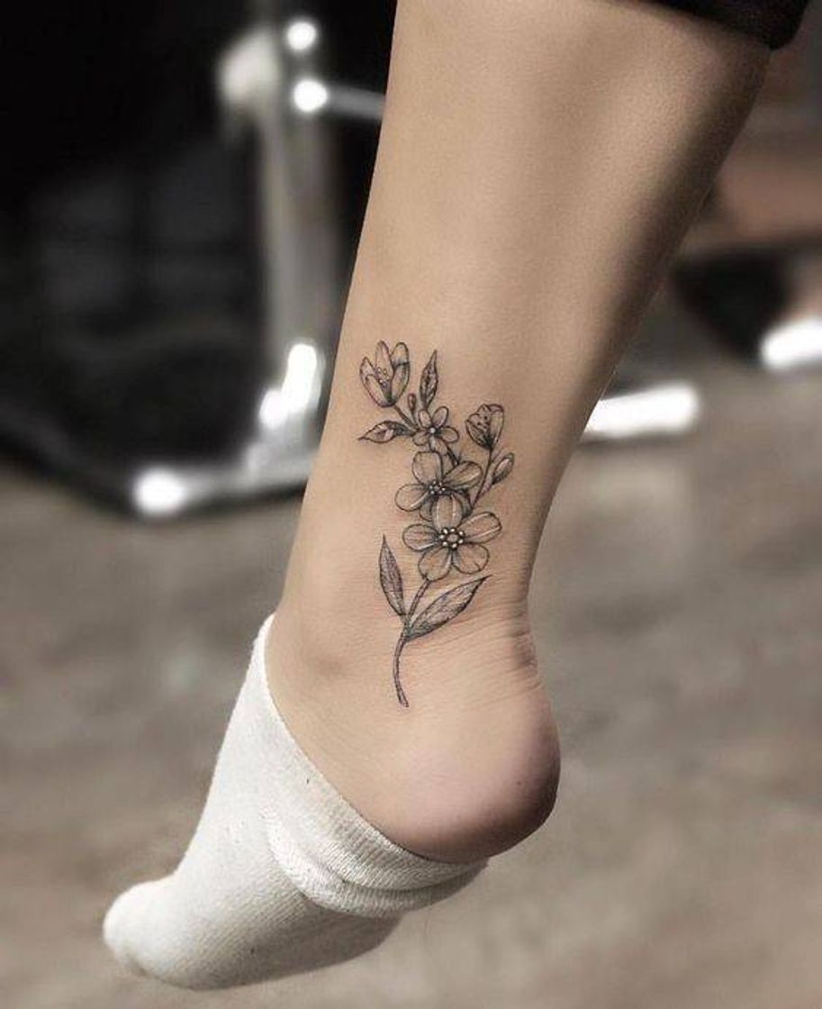 Moda tatuagem de flor no tornozelo