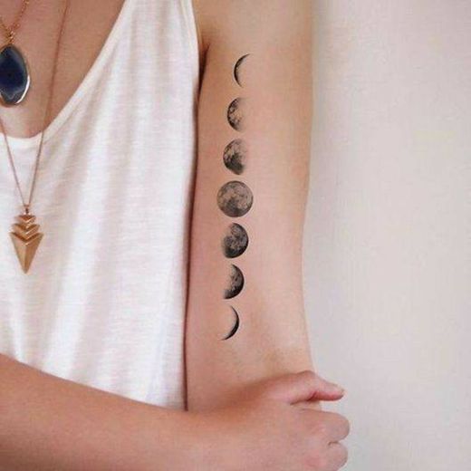 Tatuagem das fases da lua.