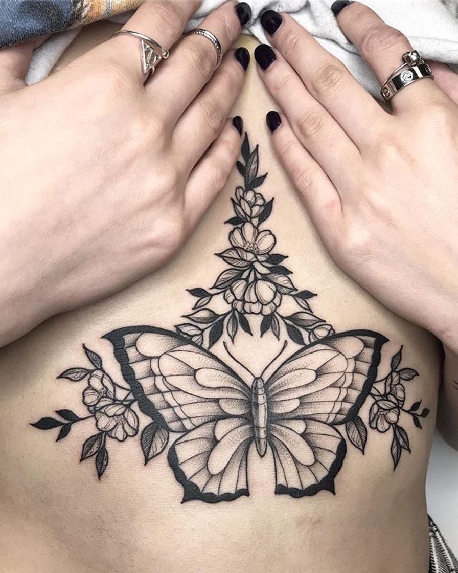 Moda Underboob tattoo  