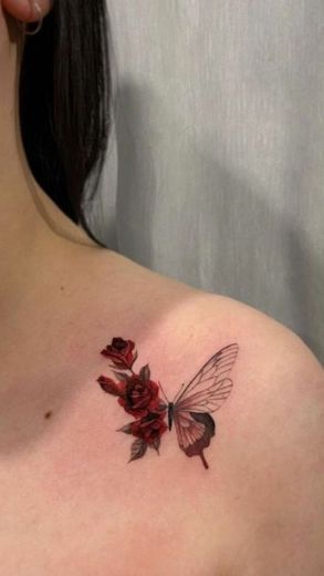 Tatuagem colorida de borboleta