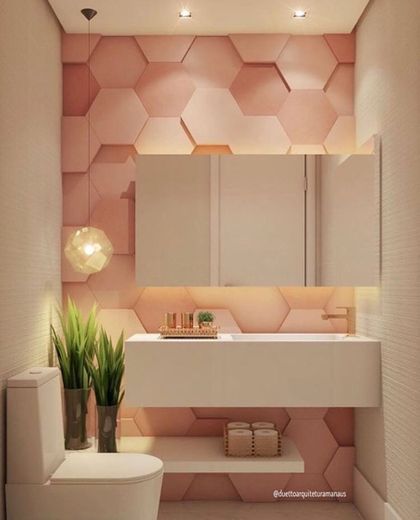 Banheiro com parede rosa 