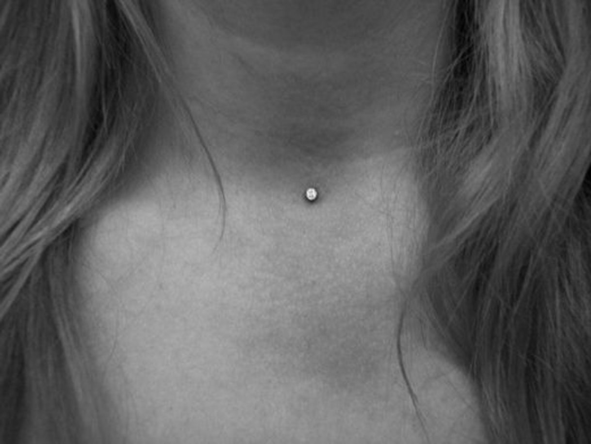 Fashion microdermal perto do pescoço