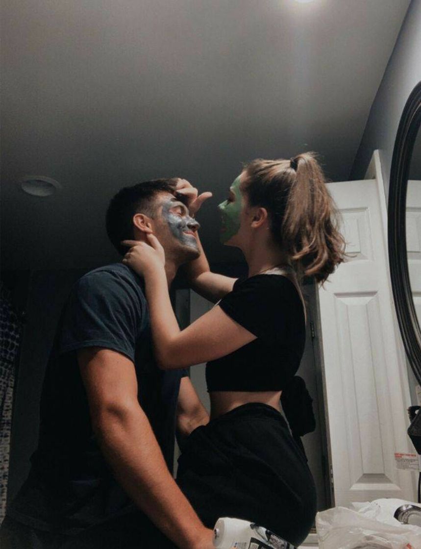 Moda couple doing skincare