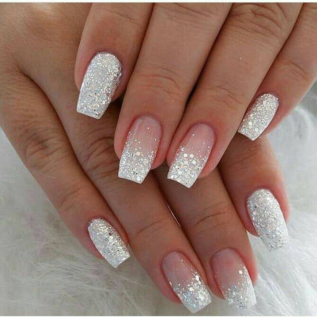 Moda Que tal explorar o glitter nas suas unhas?