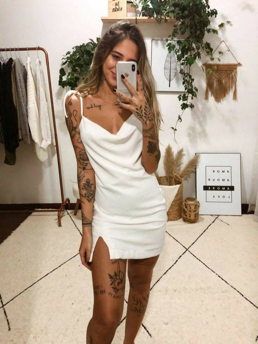 Moda Vestido branco bem basiquinho, serve para qualquer ocasião💫