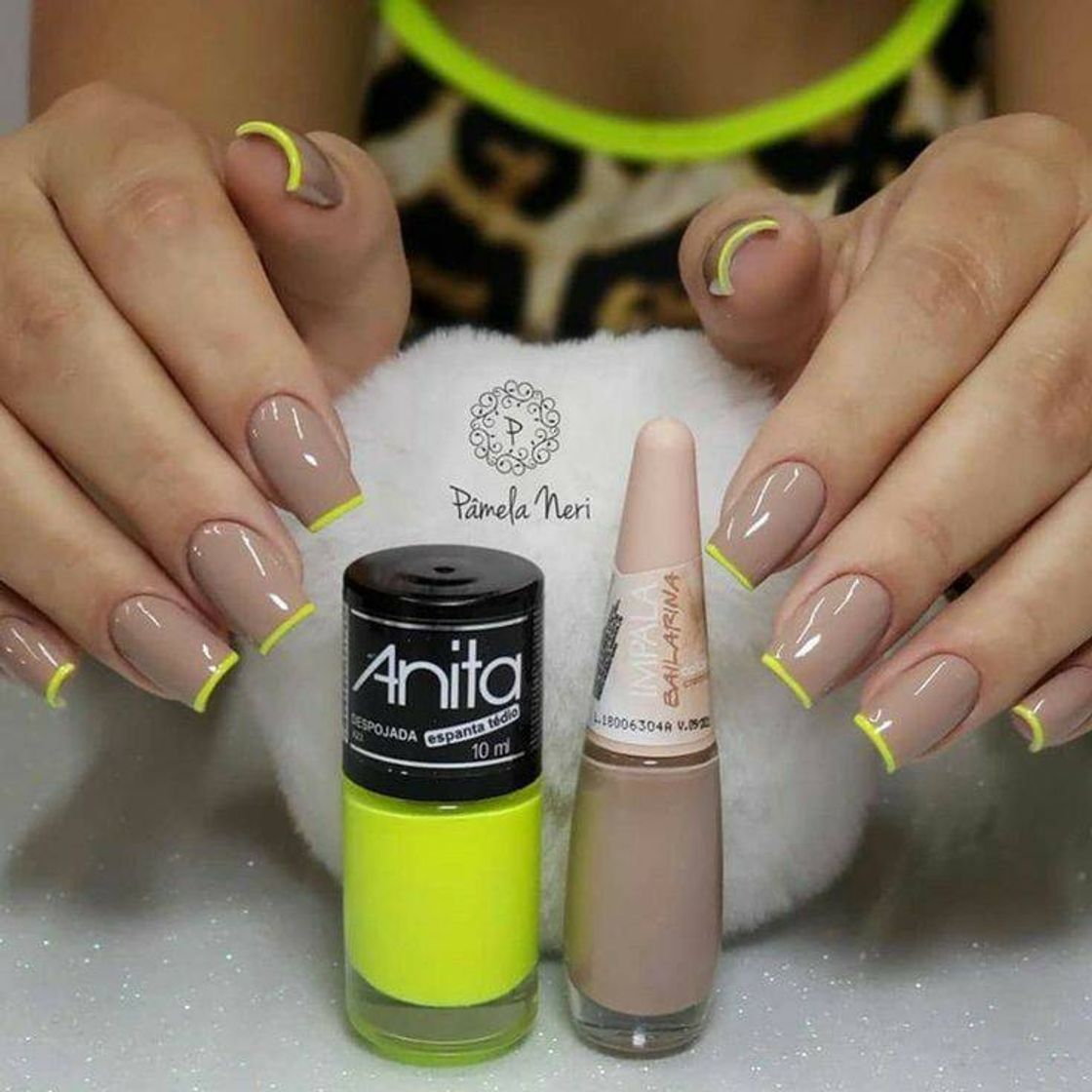 Fashion Unhas cor nude com neon