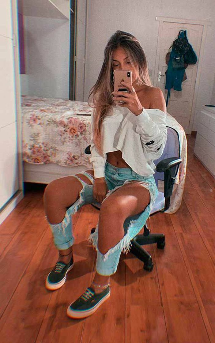 Moda Look com calça rasgada 