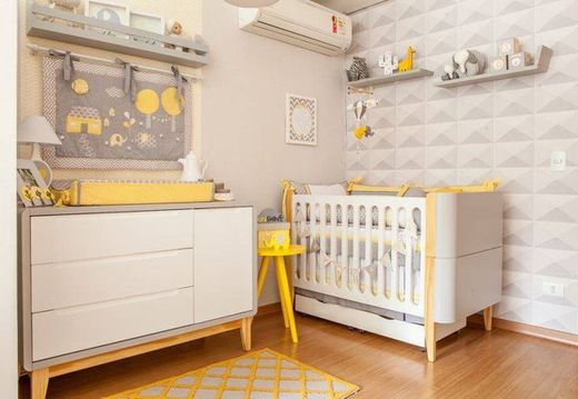 Quarto de bebê com berço e cômoda nas cores cinza e amarelo