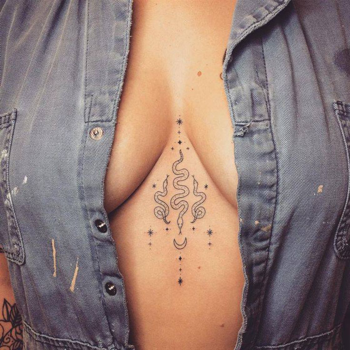 Fashion tatuagem de cobrinhas entre os seios