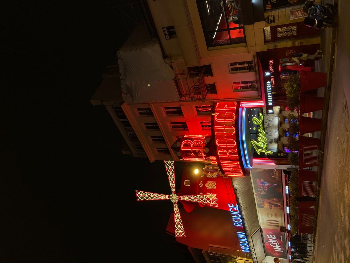 Place Moulin Rouge