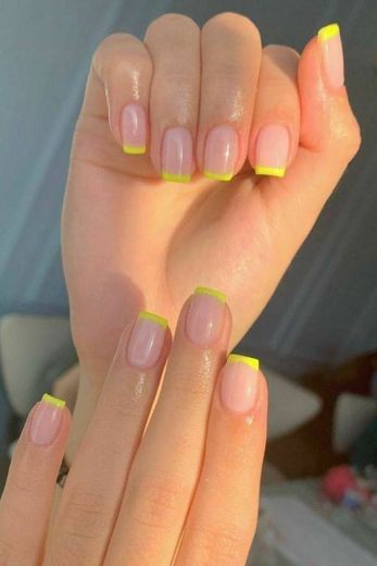 yellow nails 