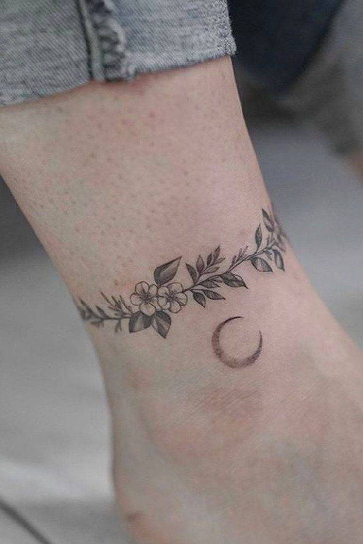 Fashion Tatuagem feminina tornozelo.