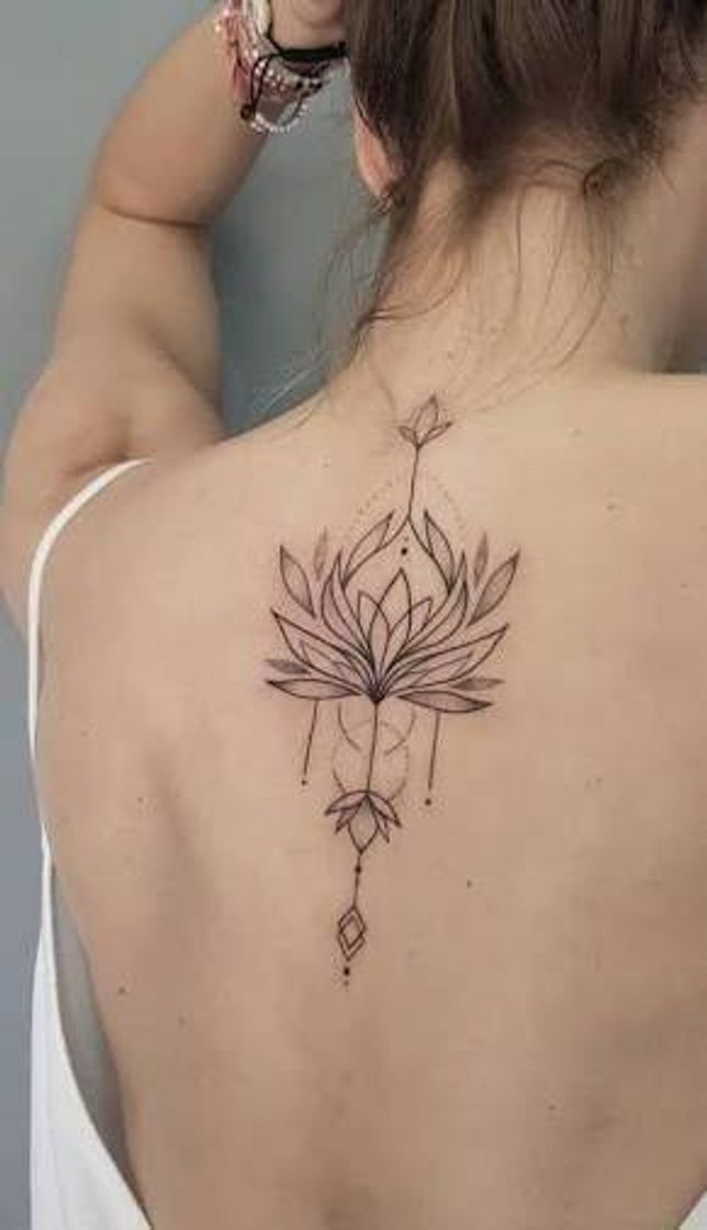 Fashion Tatuagem feminina costas.