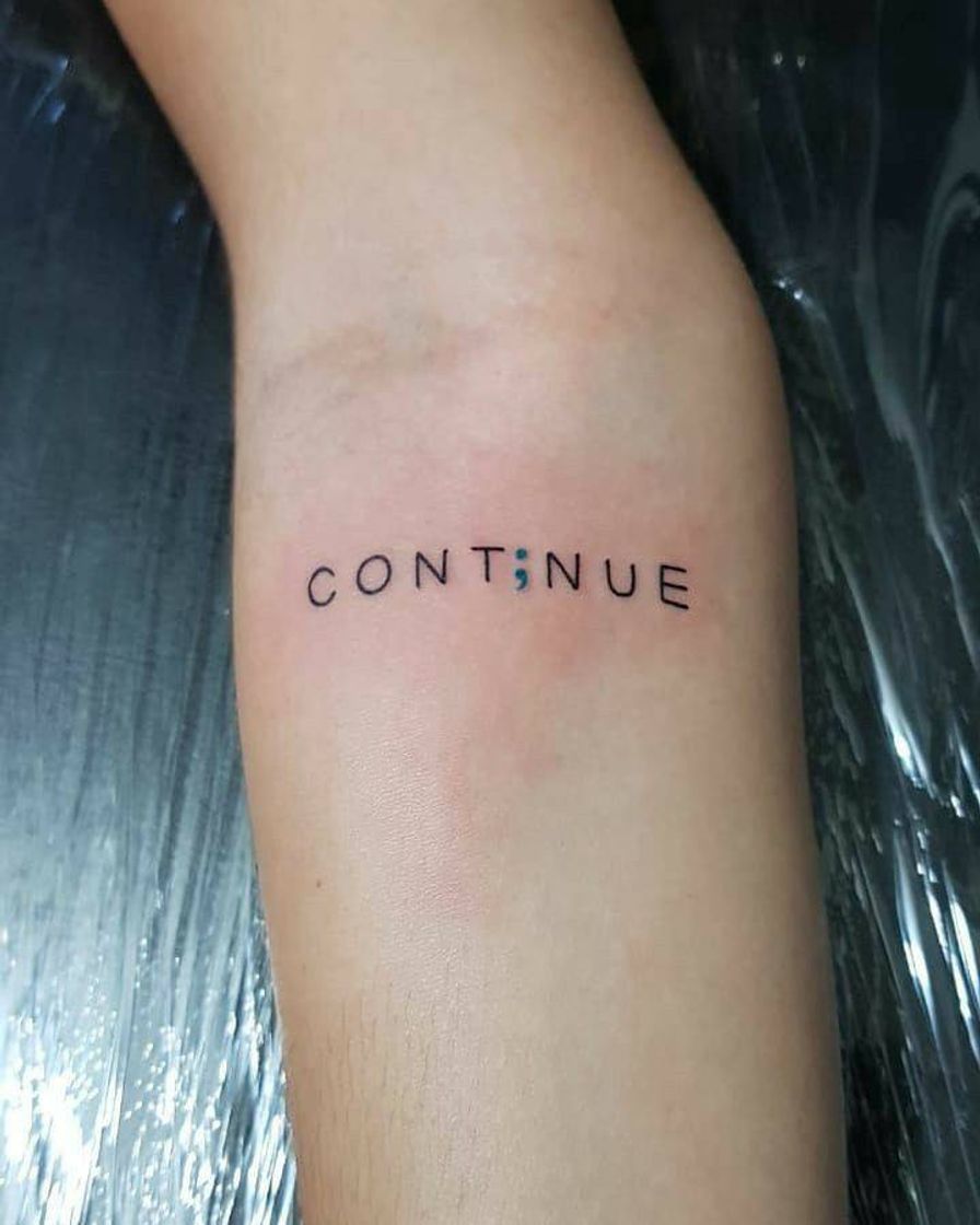 Fashion tatuagem escrito "continue" <3